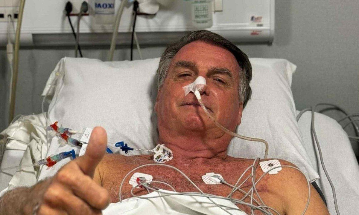 Escolta de Jair Bolsonaro em hospital gera críticas de Carlos Bolsonaro
