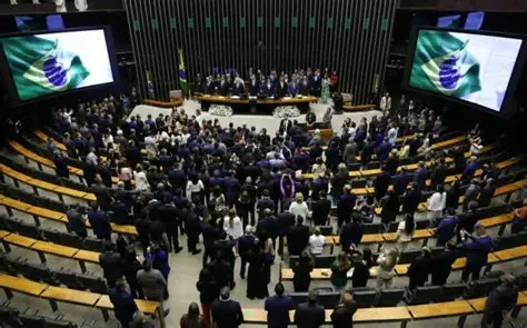 PEC da Blindagem: Por Que a Proposta Aprovada na Câmara É Vista Como Inconstitucional e Perigosa para a Democracia