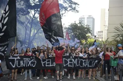 Populismo e Polarização Política: A Democracia em Risco Global